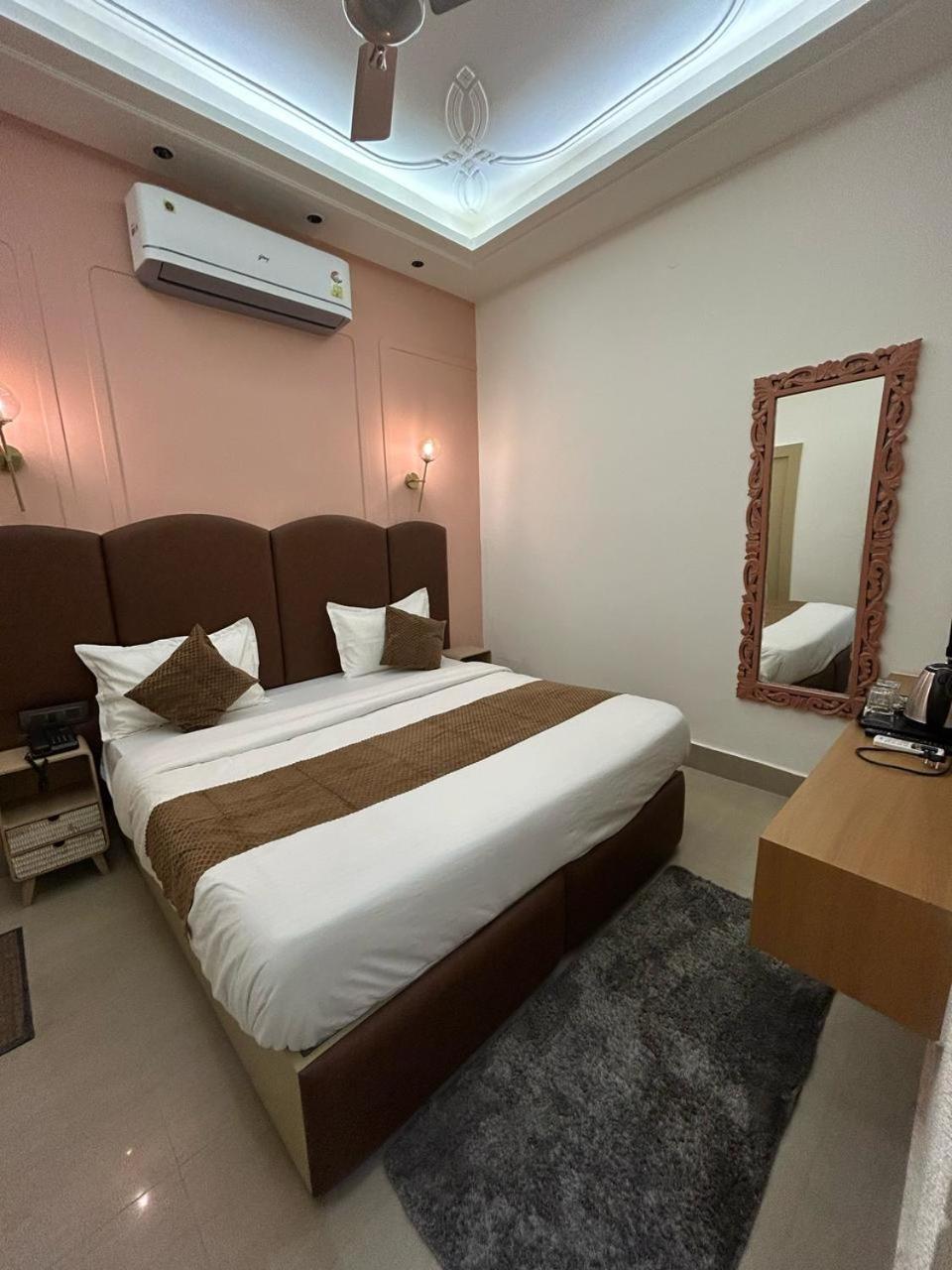 Divine Hotel Karnāl Zewnętrze zdjęcie