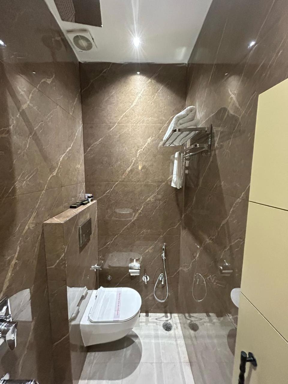 Divine Hotel Karnāl Zewnętrze zdjęcie