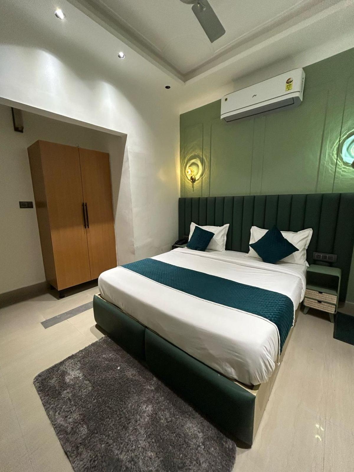 Divine Hotel Karnāl Zewnętrze zdjęcie