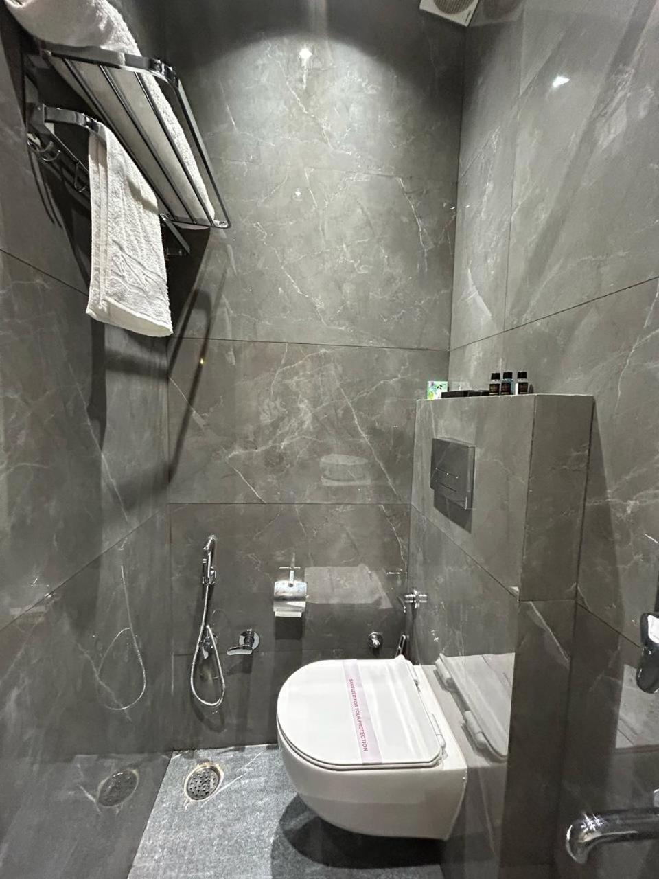 Divine Hotel Karnāl Zewnętrze zdjęcie