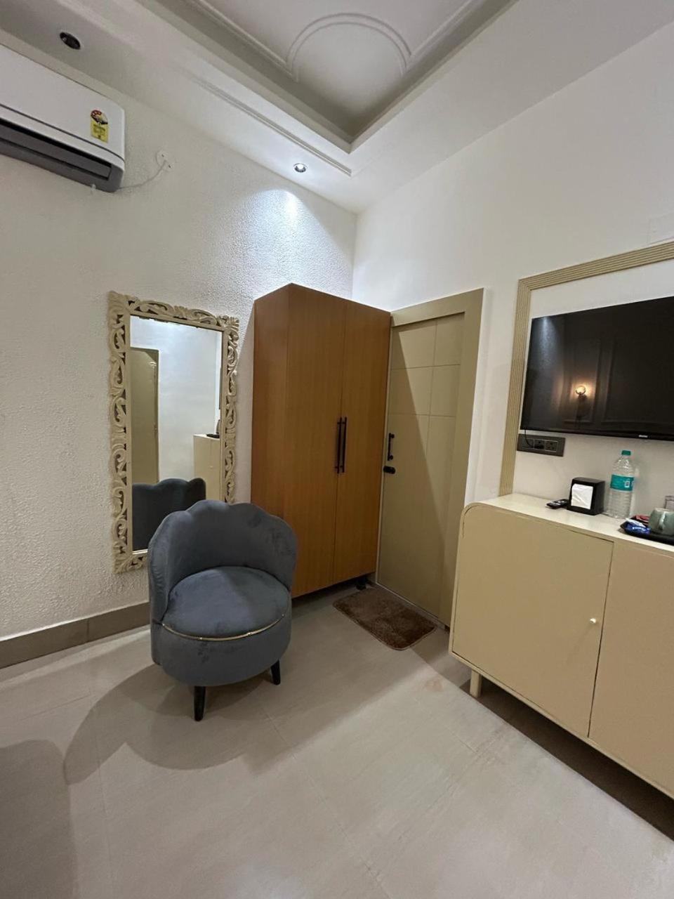 Divine Hotel Karnāl Zewnętrze zdjęcie