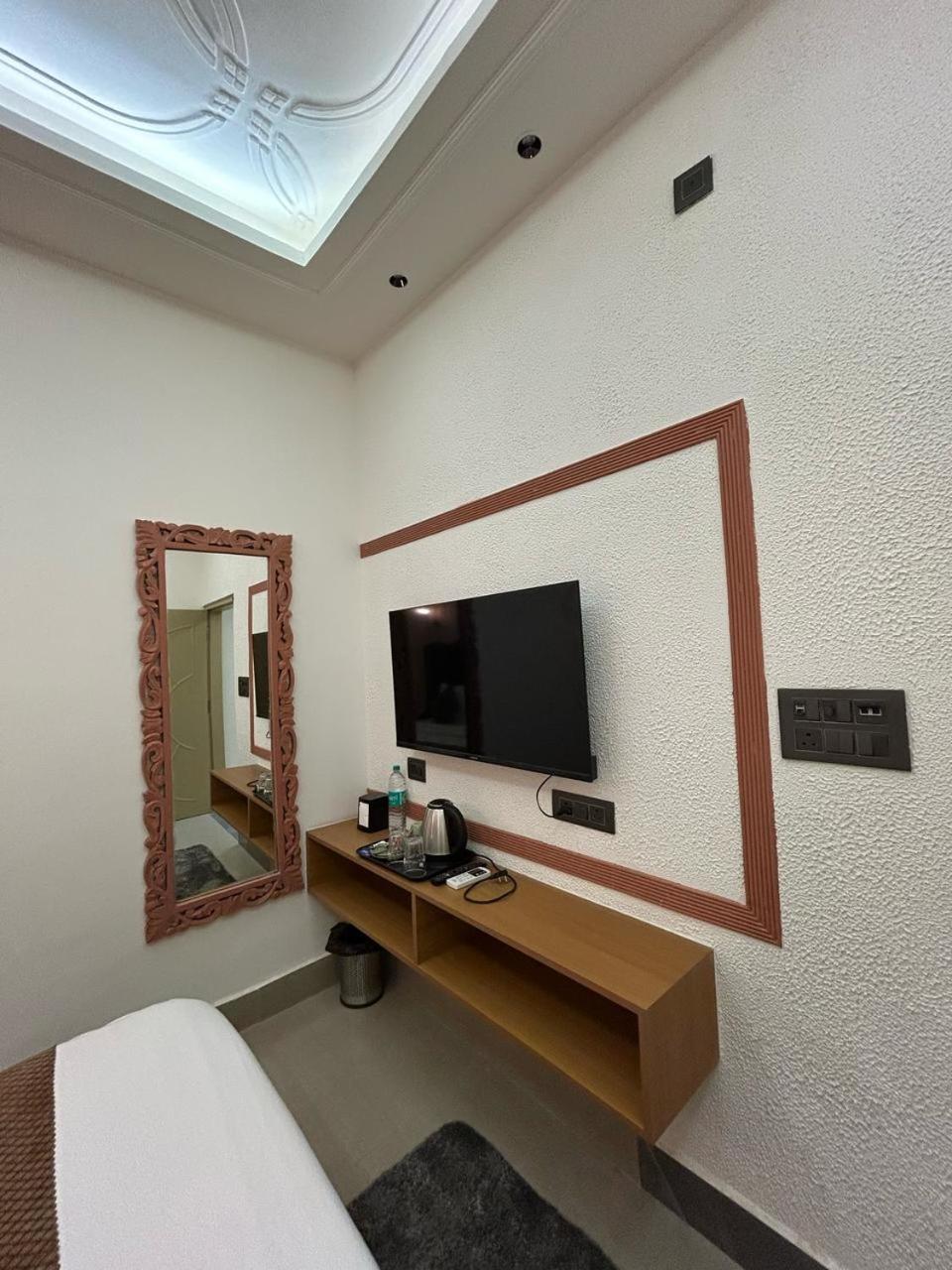 Divine Hotel Karnāl Zewnętrze zdjęcie