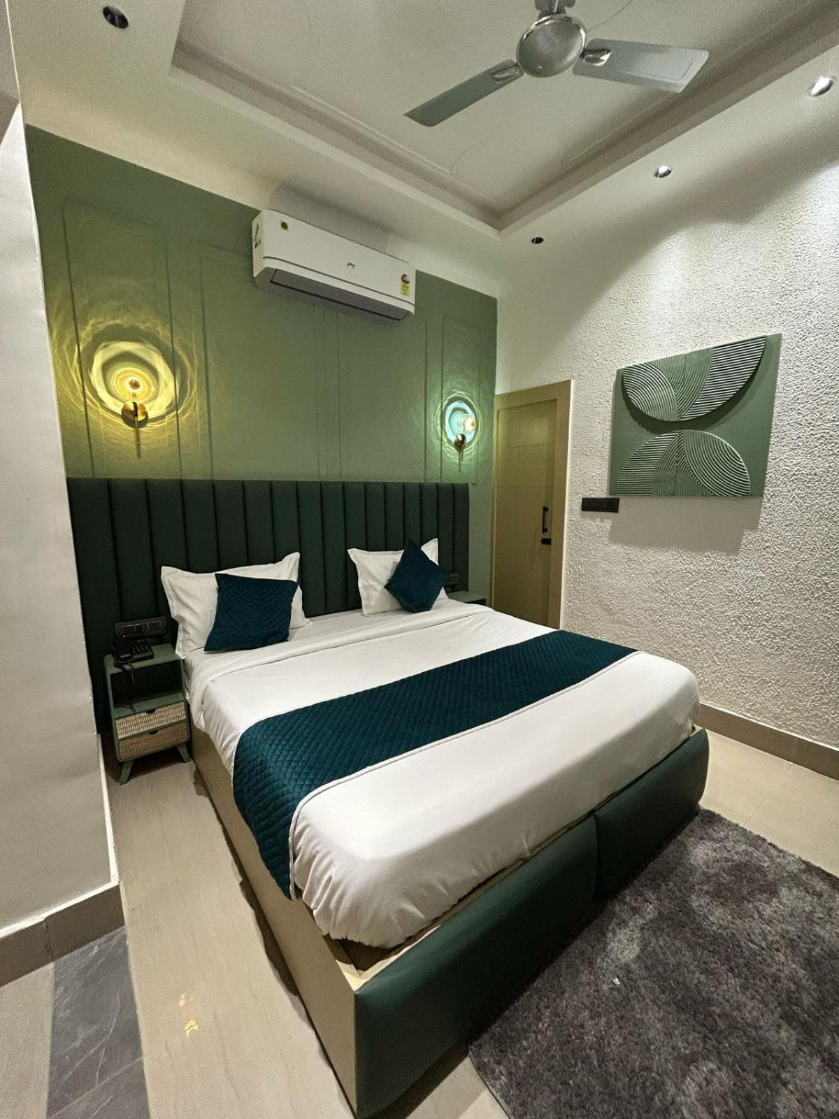 Divine Hotel Karnāl Zewnętrze zdjęcie