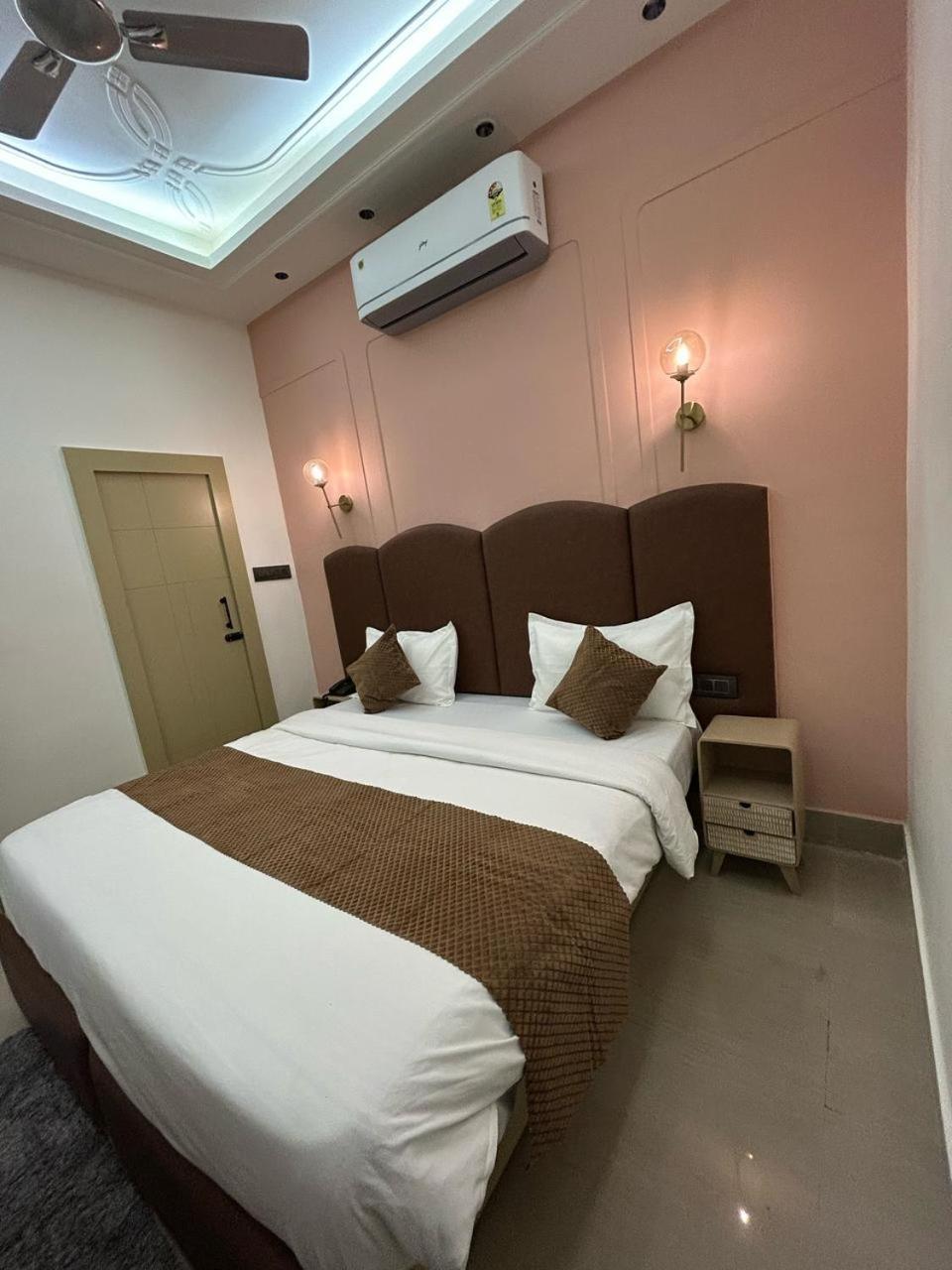 Divine Hotel Karnāl Zewnętrze zdjęcie