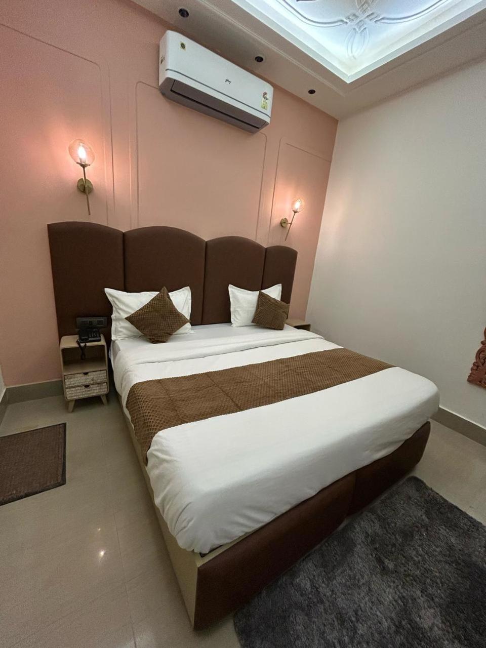 Divine Hotel Karnāl Zewnętrze zdjęcie