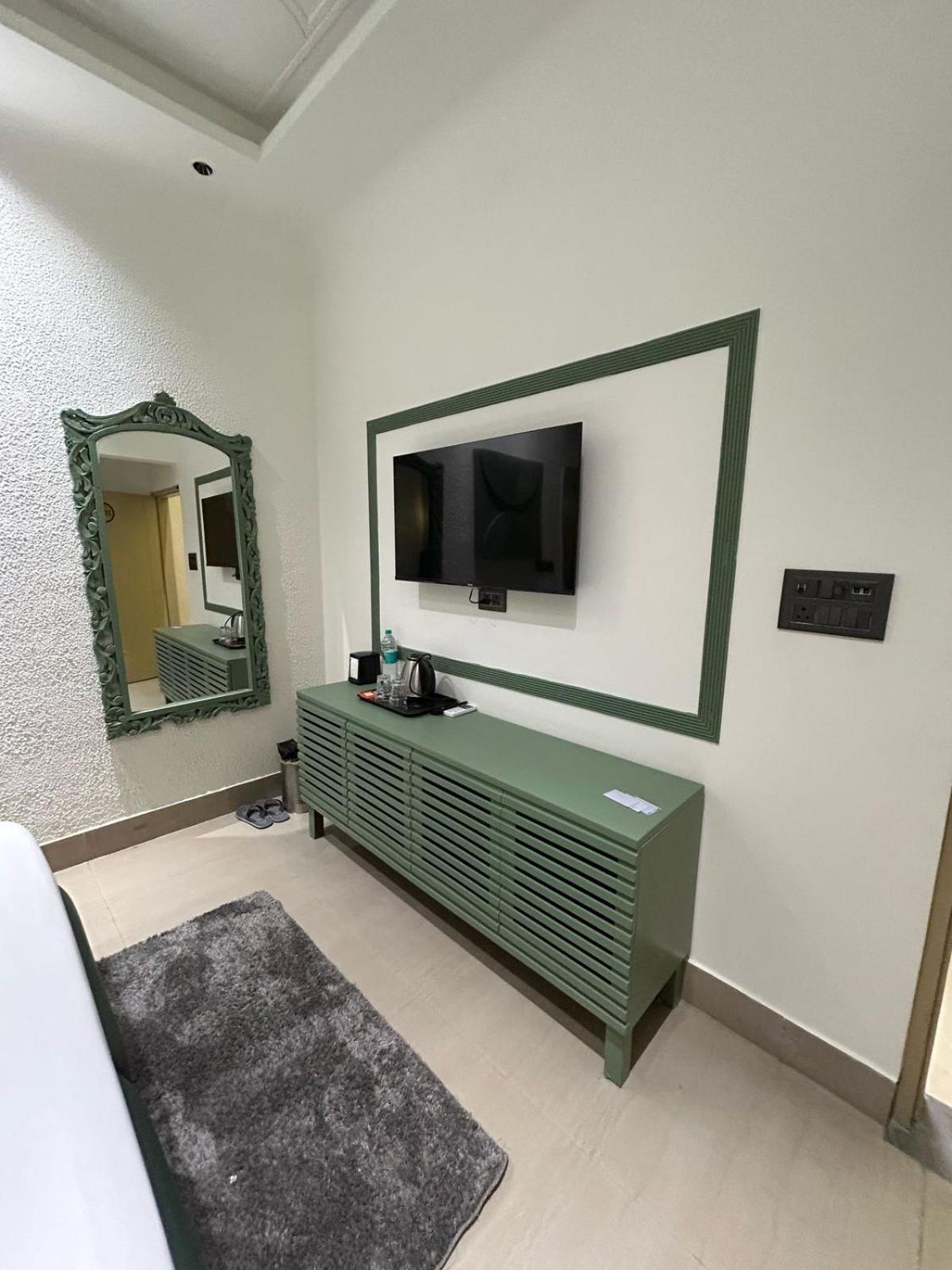 Divine Hotel Karnāl Zewnętrze zdjęcie