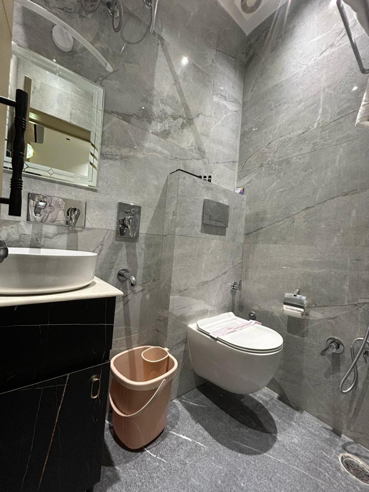 Divine Hotel Karnāl Zewnętrze zdjęcie