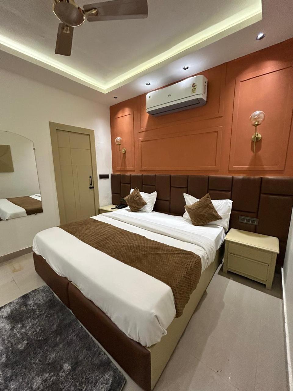 Divine Hotel Karnāl Zewnętrze zdjęcie