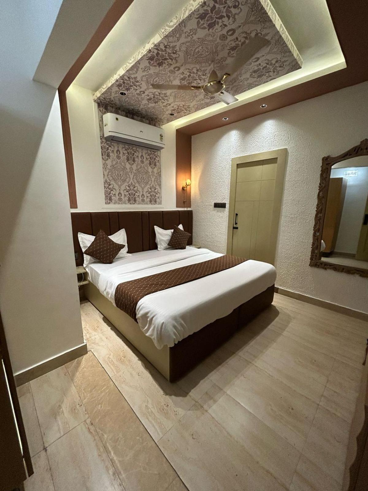 Divine Hotel Karnāl Zewnętrze zdjęcie