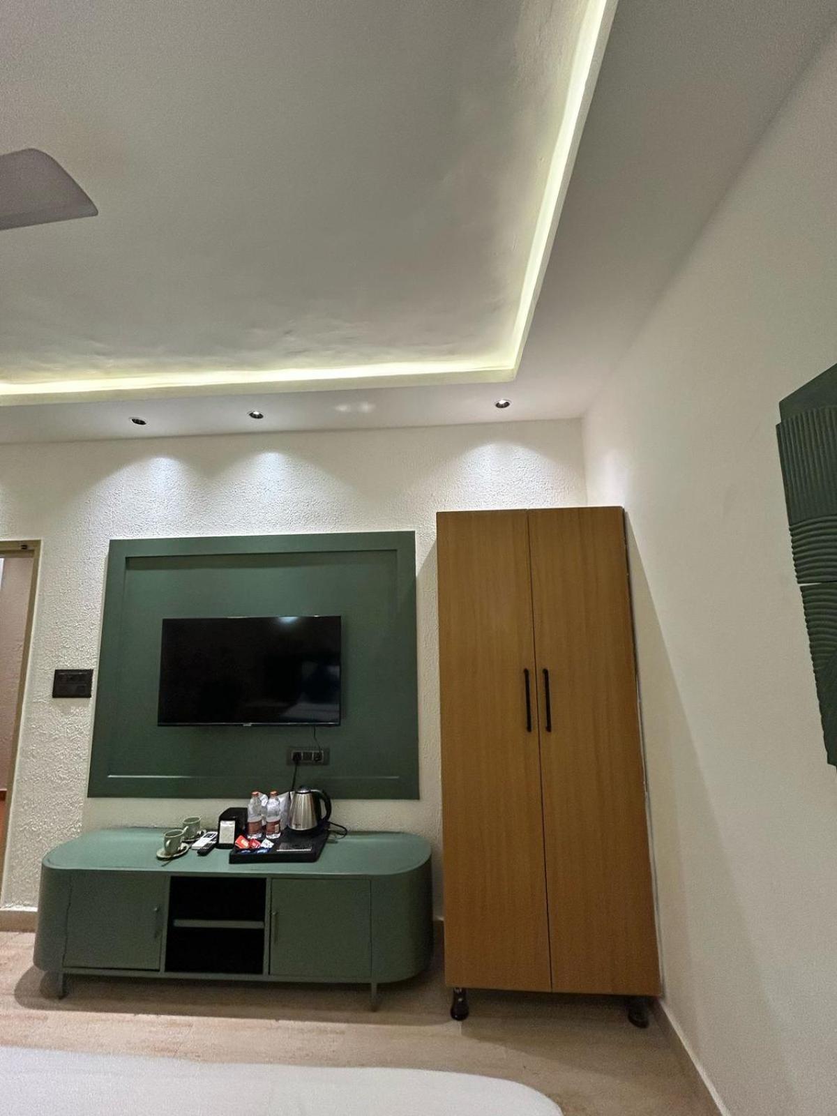 Divine Hotel Karnāl Zewnętrze zdjęcie