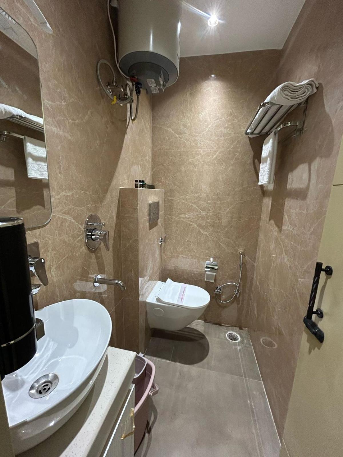 Divine Hotel Karnāl Zewnętrze zdjęcie