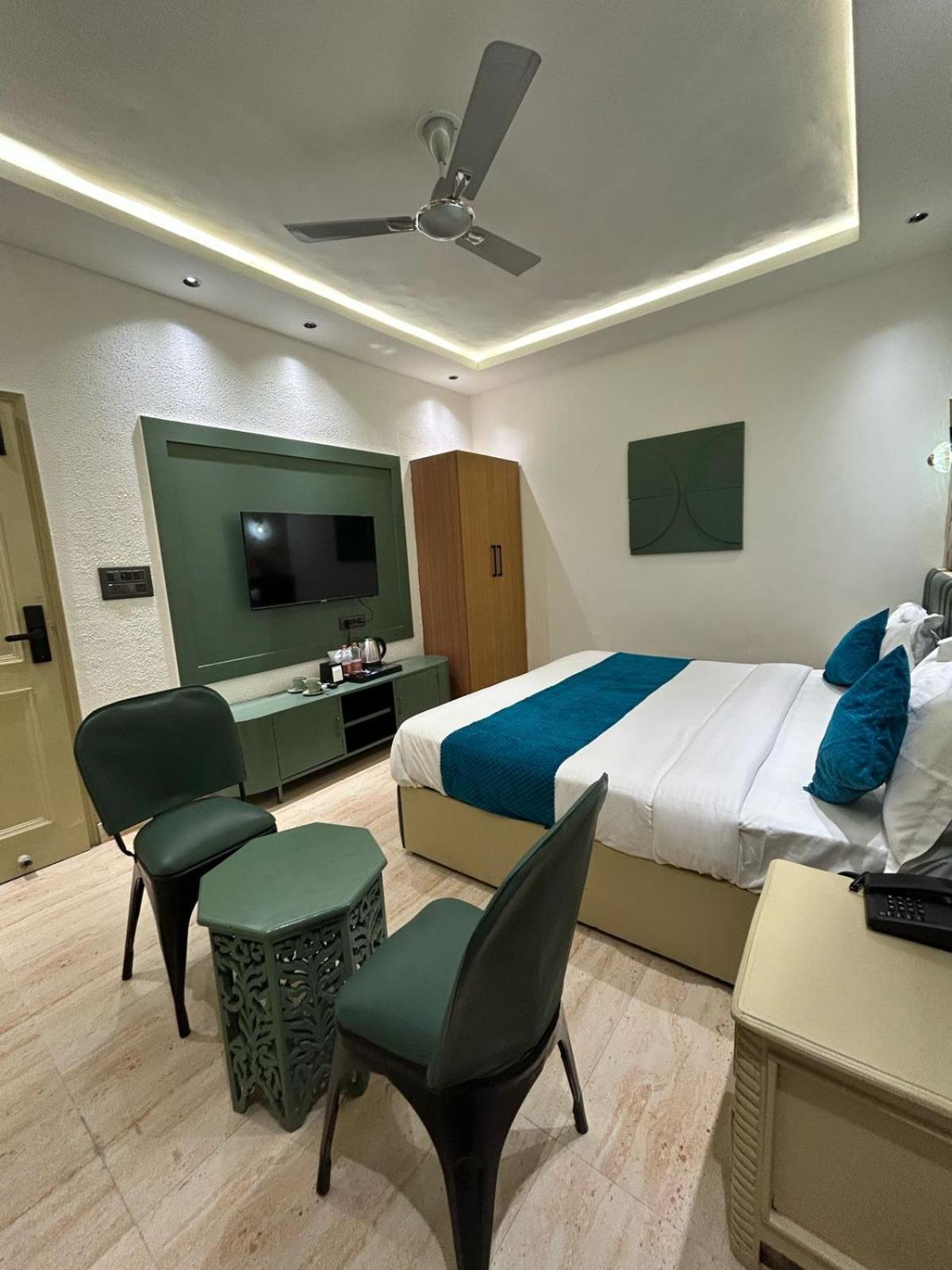 Divine Hotel Karnāl Zewnętrze zdjęcie