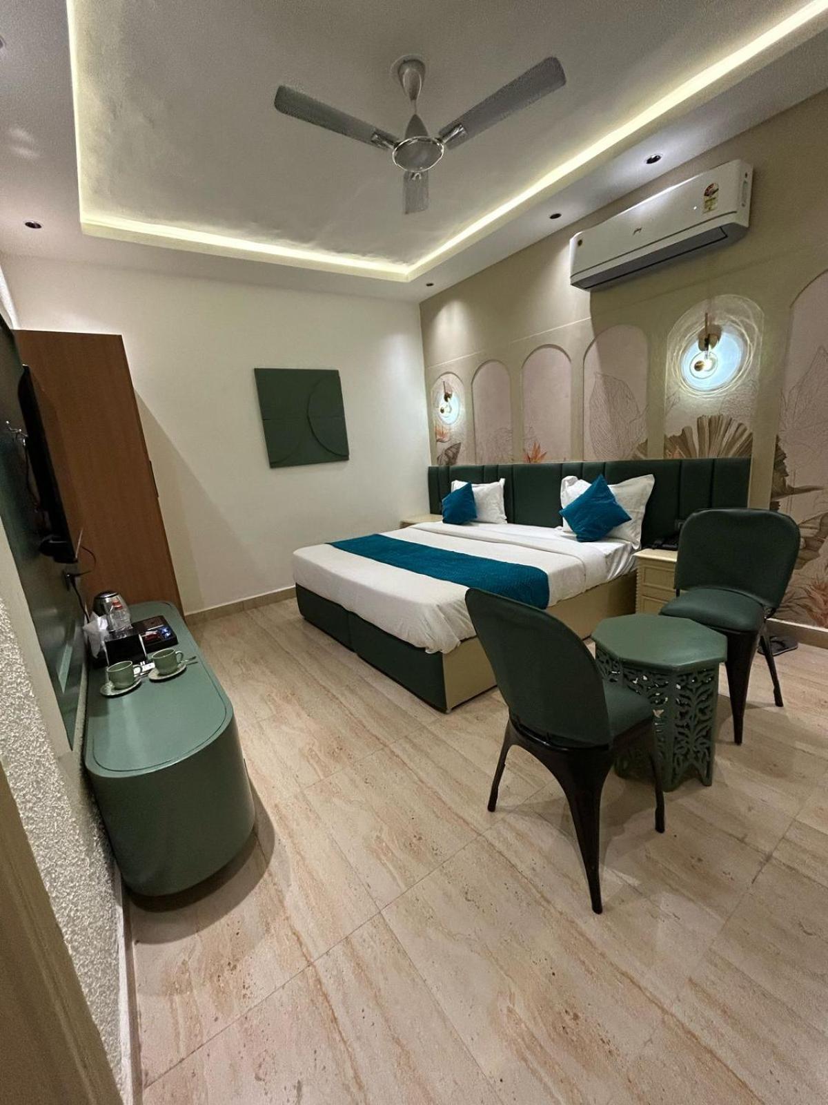 Divine Hotel Karnāl Zewnętrze zdjęcie