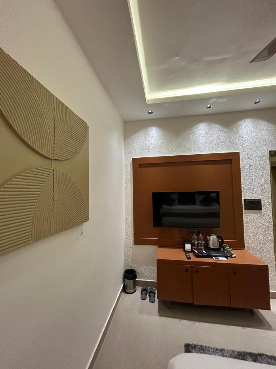 Divine Hotel Karnāl Zewnętrze zdjęcie