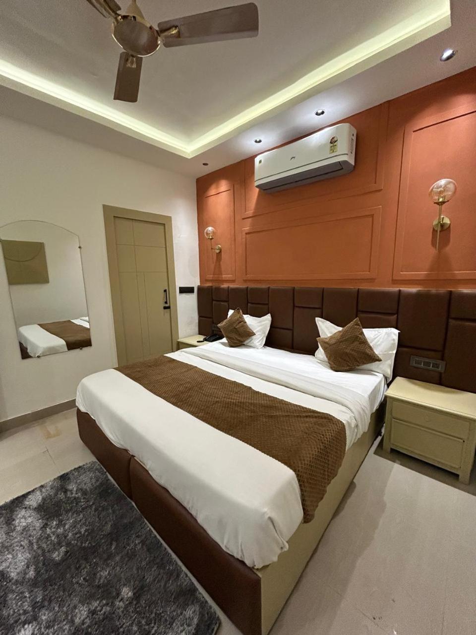 Divine Hotel Karnāl Zewnętrze zdjęcie