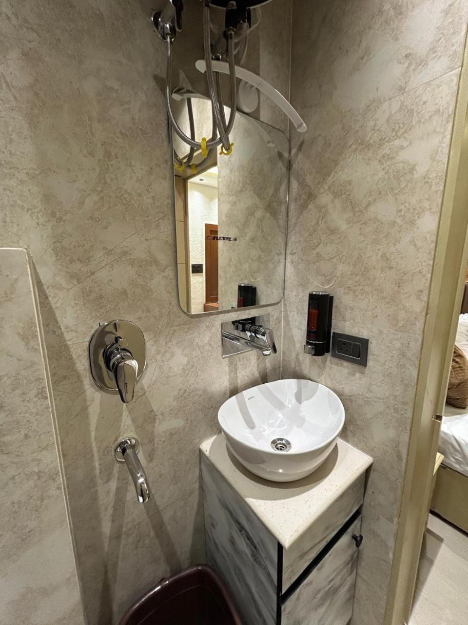 Divine Hotel Karnāl Zewnętrze zdjęcie