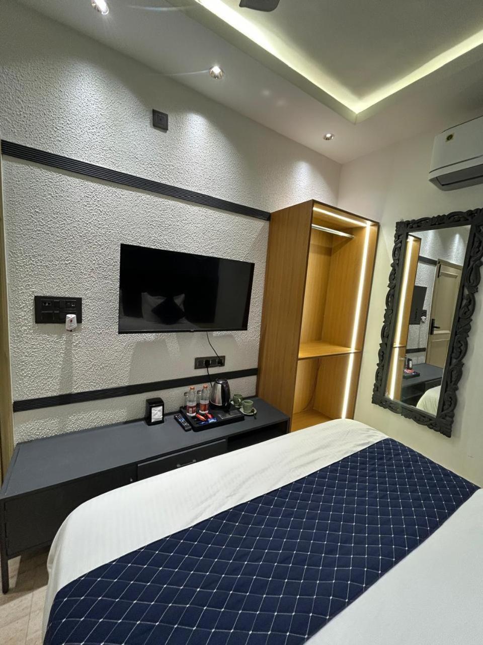 Divine Hotel Karnāl Zewnętrze zdjęcie