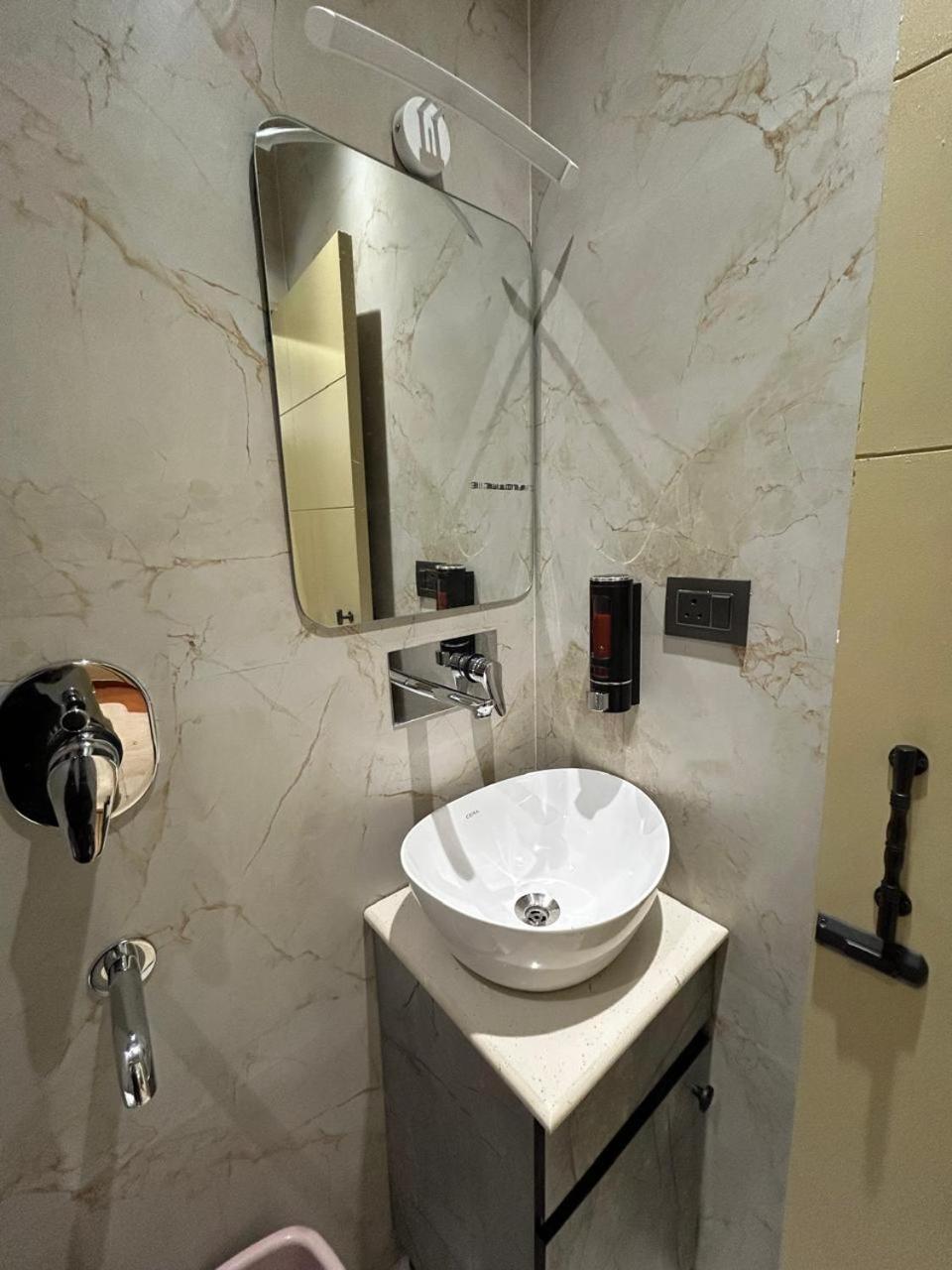 Divine Hotel Karnāl Zewnętrze zdjęcie