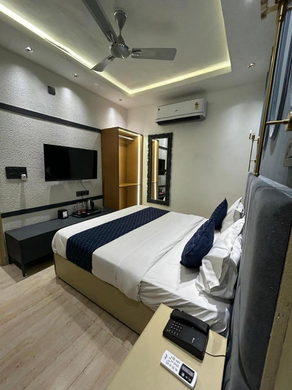 Divine Hotel Karnāl Zewnętrze zdjęcie
