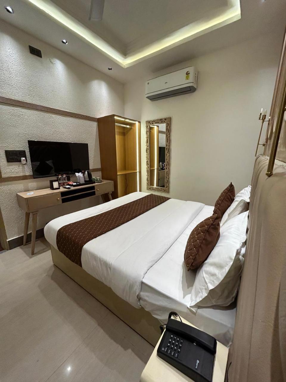 Divine Hotel Karnāl Zewnętrze zdjęcie
