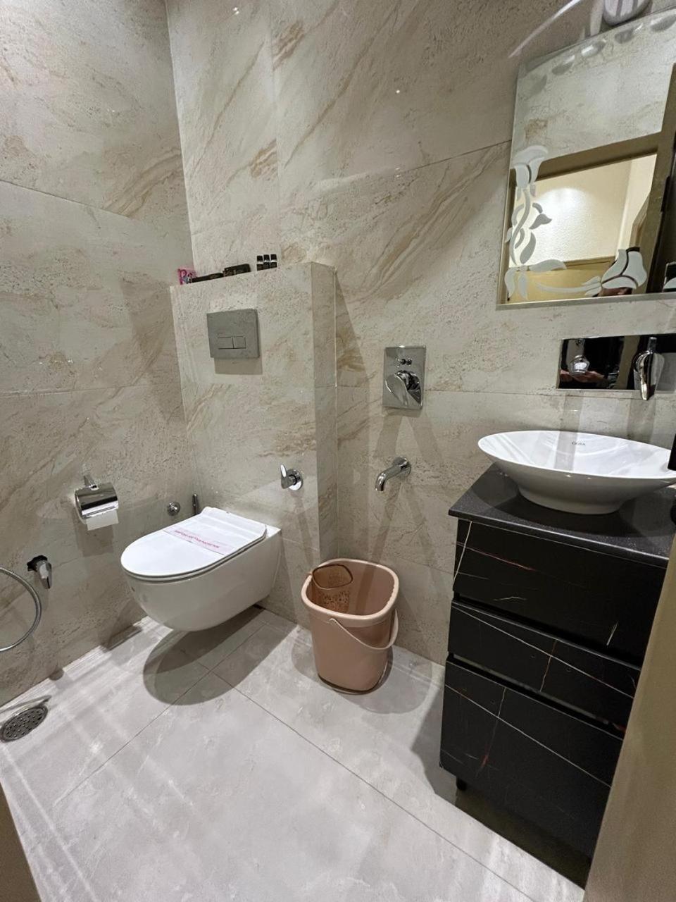 Divine Hotel Karnāl Zewnętrze zdjęcie