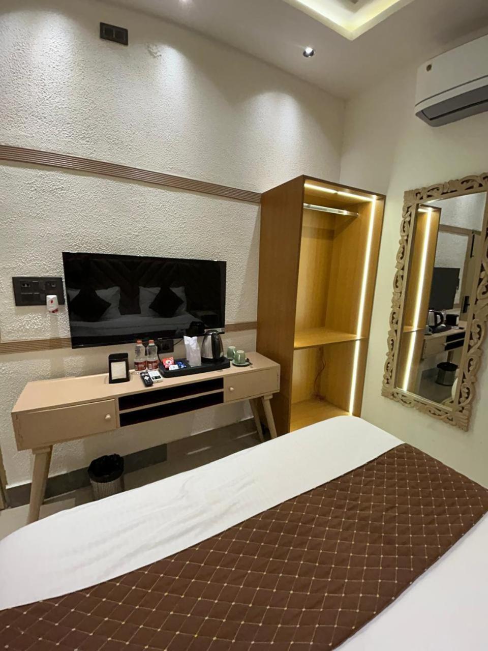 Divine Hotel Karnāl Zewnętrze zdjęcie